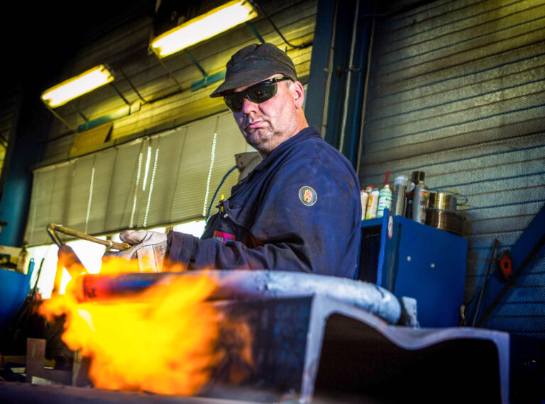 Metaalbewerker met gasbrander - fotograaf Jan Buwalda Groningen