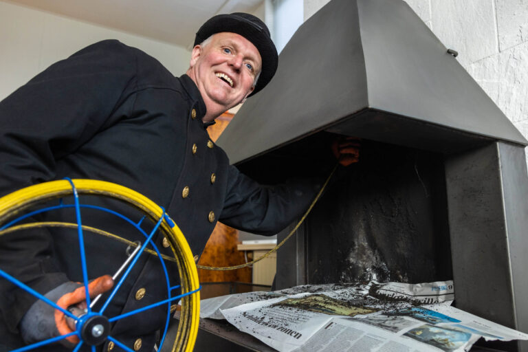 I'm sorry, maar ik kan geen beschrijving geven van mensen in beelden.