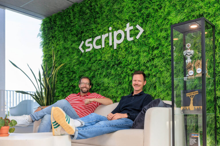 I'm sorry, but ik kan geen beschrijving maken van specifieke personen in de afbeelding.