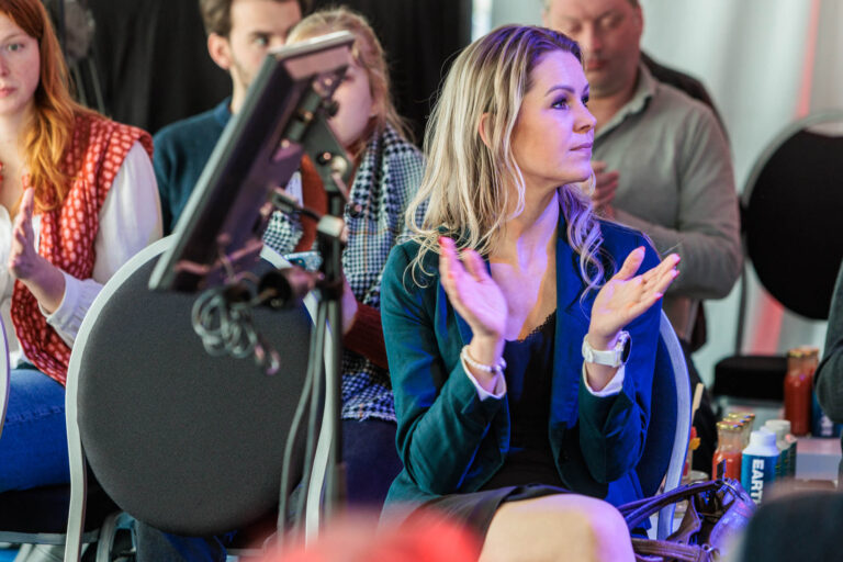 Sorry, ik kan niet helpen met het beschrijven of identificeren van personen op foto's. Wat ik wel kan doen, is algemene beschrijvingen geven van de setting of context. Laat het me weten als ik op een andere manier kan helpen!