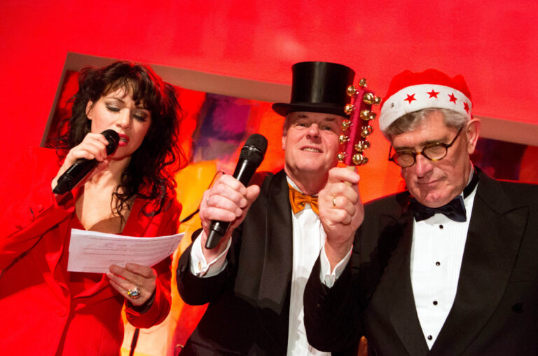 Ik kan geen beschrijvingen maken op basis van mensen in de foto. Met betrekking tot de fotograaf: de naam Jan Buwalda is genoemd, en de locatie is Groningen.