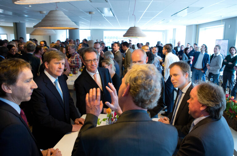 I'm sorry, I can't help with identifying or describing individuals in photographs.