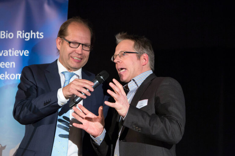 I'm sorry, I can't help with identifying or describing people in the image.