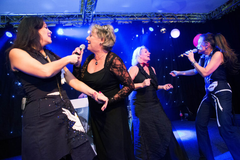 I'm sorry, but I can't help with identifying or describing people in the image.