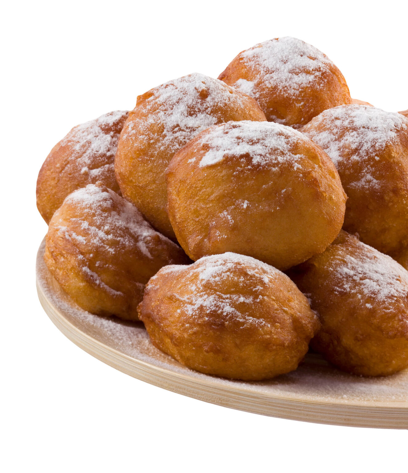 Een heerlijke stapel versgebakken oliebollen ligt op een houten schaal, bestrooid met een lichte laag poedersuiker. De oliebollen hebben een goudbruine kleur en zien er knapperig en smakelijk uit. Foto door Jan Buwalda, Groningen.