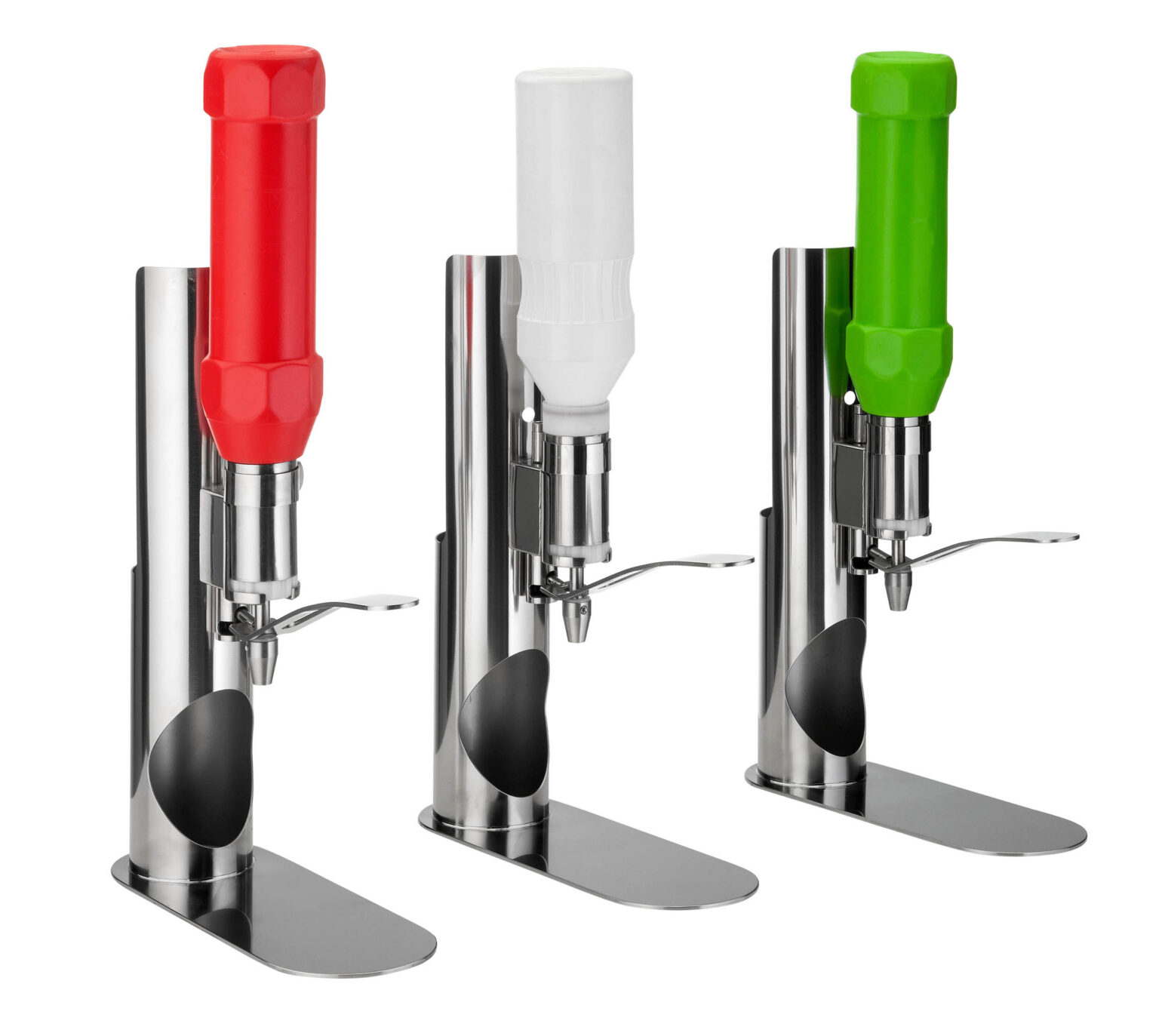 Het beeld toont drie metalen sausdispensers naast elkaar, elk met een verschillende kleur houder: rood, wit, en groen. Deze dispensers hebben een modern ontwerp met een glanzende, roestvrijstalen uitstraling en zijn voorzien van een hendel aan de voorkant voor eenvoudige bediening. De foto is helder en toont de nuances in het materiaal en ontwerp van de dispensers. Foto gemaakt door Jan Buwalda in Groningen.