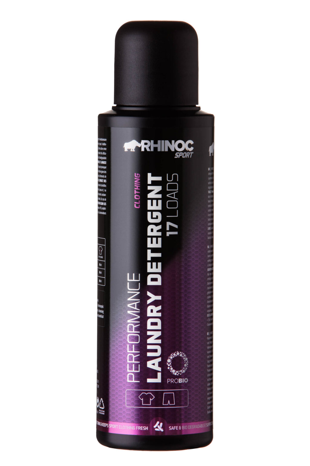 Dit is een fles met wasmiddel voor sportkleding van het merk RHINOC Sport. Het etiket vermeldt dat het geschikt is voor 17 wasbeurten en speciaal ontworpen is om sportkleding fris te houden. De fles is zwart met paarse accenten en bevat informatie over de veiligheid en biologische afbreekbaarheid van het product. Fotograaf: Jan Buwalda, Groningen.