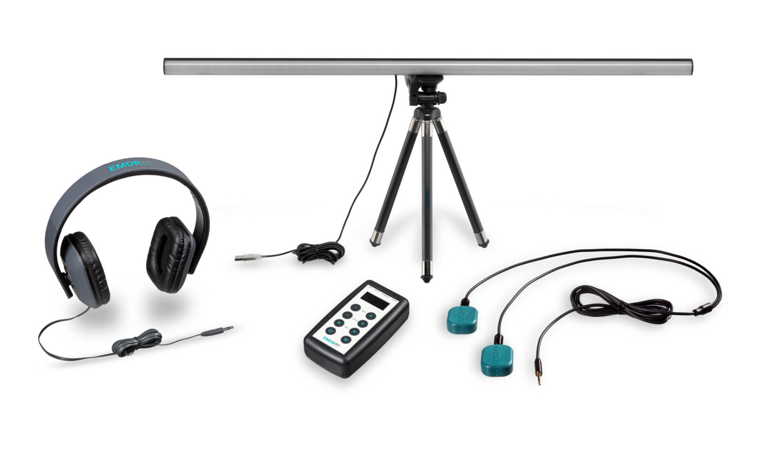 Deze afbeelding toont een EMDR-kit, een set met diverse onderdelen die worden gebruikt voor therapeutische doeleinden. Op de foto zien we een lichtbalk op een statief, een koptelefoon, een bedieningspaneel, en twee pulserende handsets. De lichtbalk is ontworpen om visuele stimulatie te bieden, terwijl de koptelefoon en handsets auditieve en tactiele stimulaties mogelijk maken. Deze set-up is typisch voor EMDR-sessies, waarbij verschillende zintuiglijke modaliteiten worden gecombineerd.Fotograaf: Jan Buwalda, Groningen.