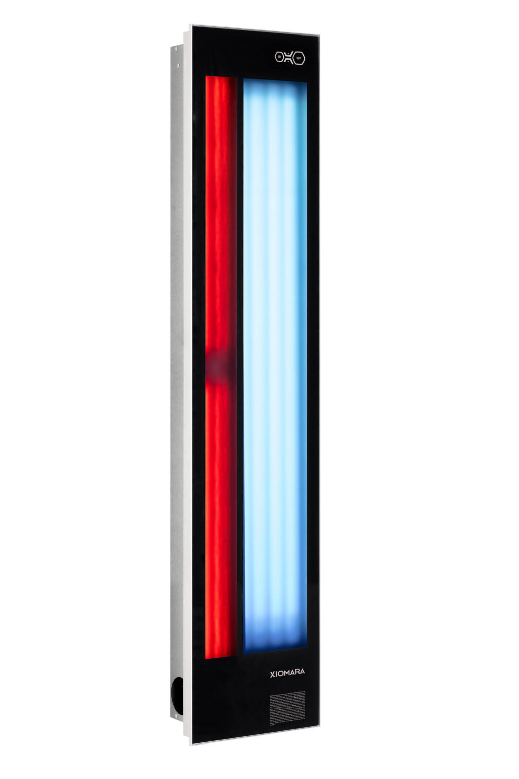 Dit is een afbeelding van een modern wandmontage-apparaat met verticale lichtbuizen, één met een rode gloed en de andere met een blauwe gloed. Het apparaat heeft een glanzende zwarte voorkant met het logo Xiomara erop. Deze foto is gemaakt door Jan Buwalda in Groningen.