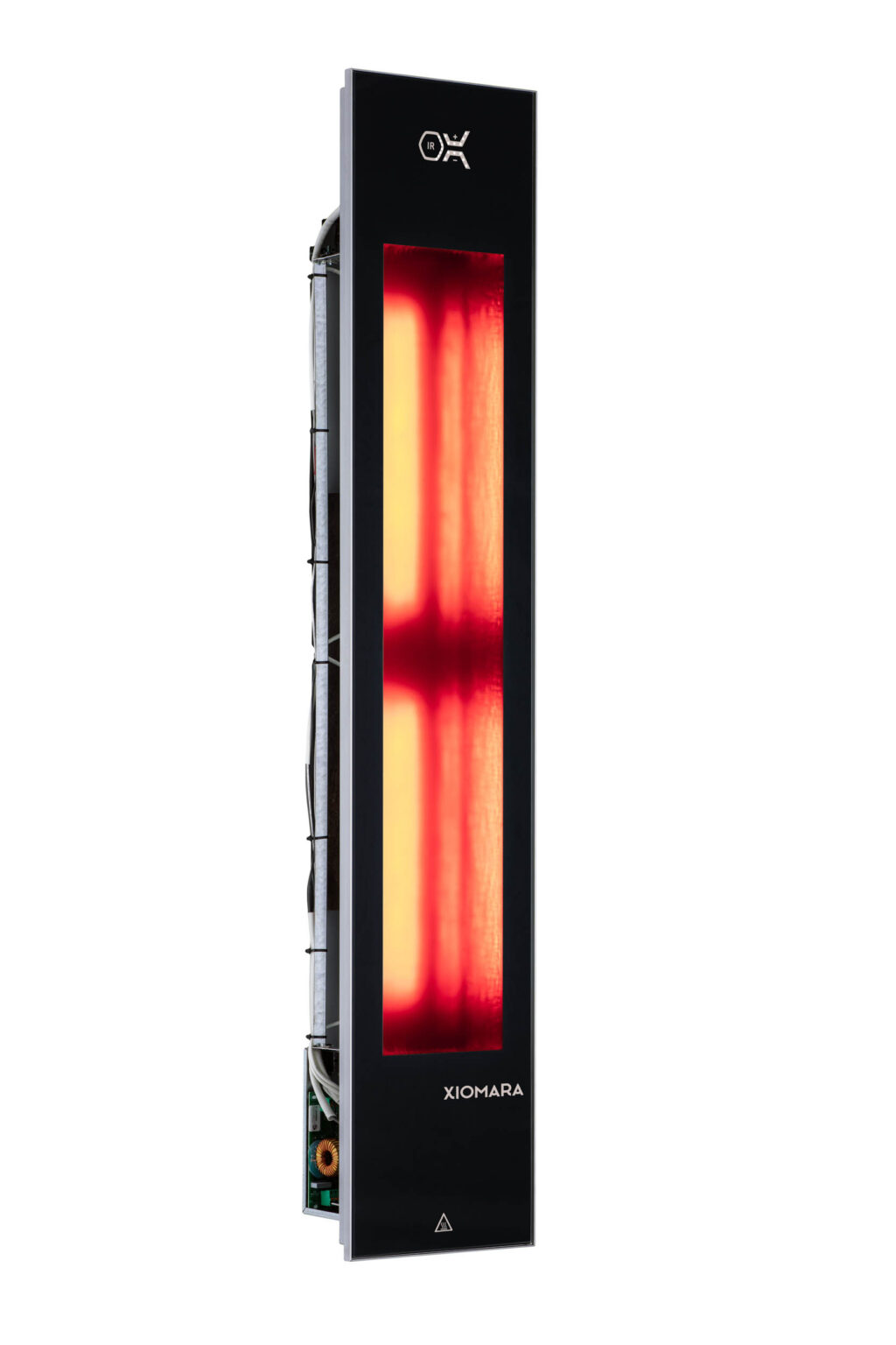 Dit is een moderne infraroodverwarming van het merk Xiomara. De verwarming heeft een slank, verticaal ontwerp met een zwarte behuizing en een roodgloeiend oppervlak dat de warmte uitstraalt. De minimalistische uitstraling maakt het geschikt voor diverse omgevingen. De foto van dit elegante apparaat is genomen door Jan Buwalda in Groningen.