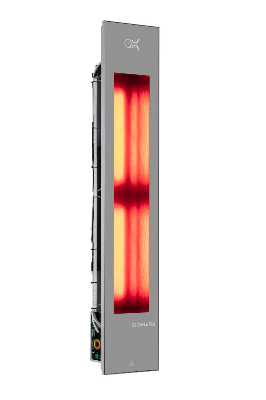 Dit is een rechthoekige, verticale warmte-element met een minimalistisch ontwerp. Het heeft een glazen paneel dat oranje-rood oplicht, wat duidt op verhitting. De buitenkant is strak en modern, met de naam Xiomara onderaan. Deze foto is gemaakt door Jan Buwalda in Groningen.