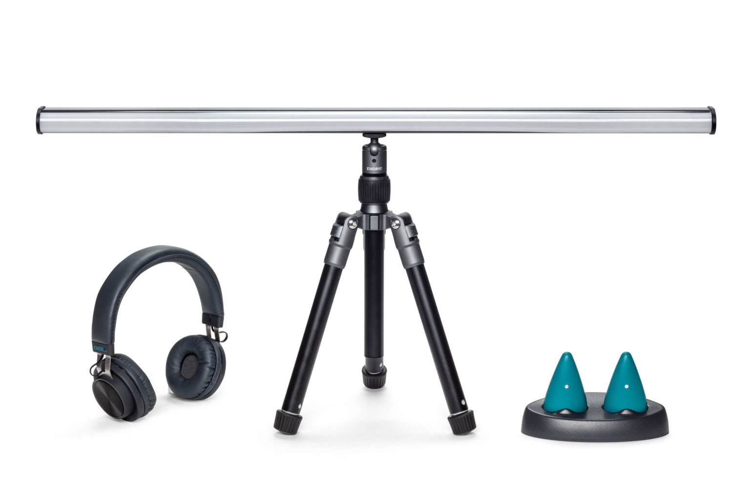 Ik zie een minimalistische compositie van een paar objecten op een witte achtergrond. Links staat een zwart paar draadloze hoofdtelefoons. In het midden is er een zwart statief met een zilverkleurige balk horizontaal bovenop bevestigd. Rechts is er een zwarte houder met twee turquoise kegels. Deze afbeelding is gemaakt door de fotograaf Jan Buwalda uit Groningen.