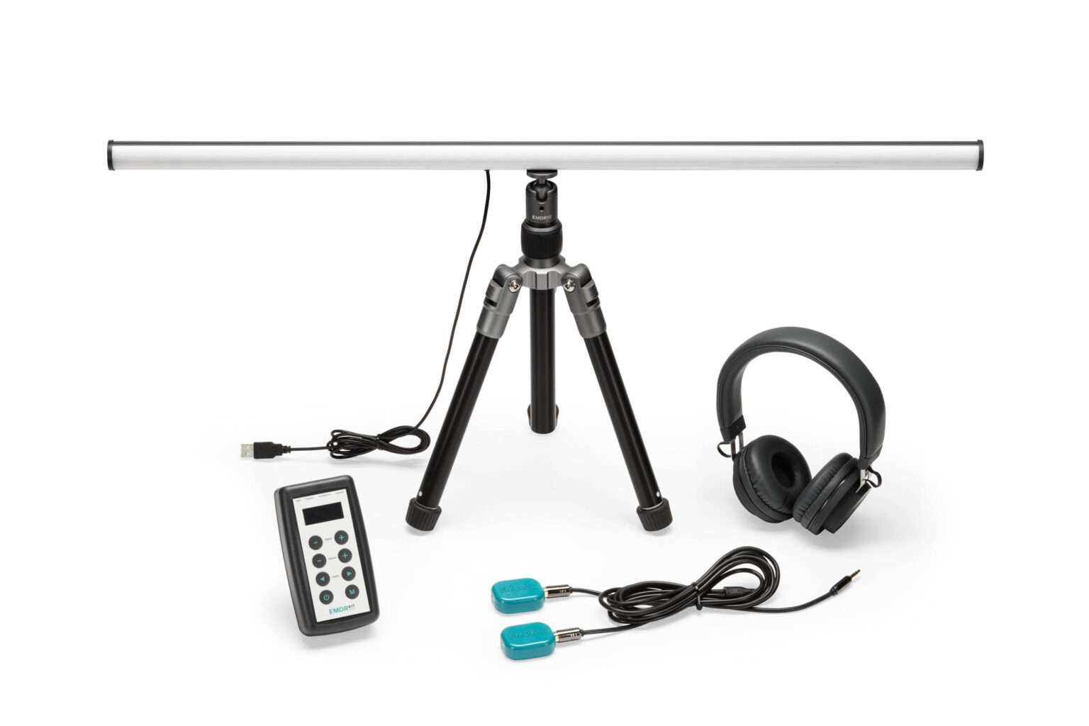 De afbeelding toont een collectie van technische apparatuur die bestaat uit een lange cilindrische balk bevestigd op een stevig zwart statief. Naast het statief ligt een afstandsbediening met meerdere knoppen en een USB-kabel, een paar zwarte koptelefoons en twee blauwe sensoren met kabels. Het geheel is gepresenteerd tegen een witte achtergrond, wat de aandacht vestigt op de details van elk object. Foto door Jan Buwalda, Groningen.