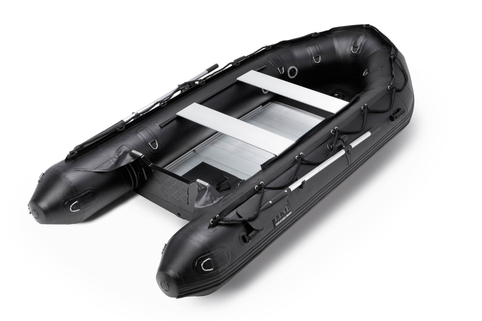 Dit is een afbeelding van een zwarte opblaasbare boot. De boot heeft een stevig ontwerp met meerdere bevestigingspunten langs de zijkanten. Binnenin zijn twee stevige zitplanken te zien. De constructie en materialen lijken geschikt voor diverse wateractiviteiten. Foto door Jan Buwalda uit Groningen.