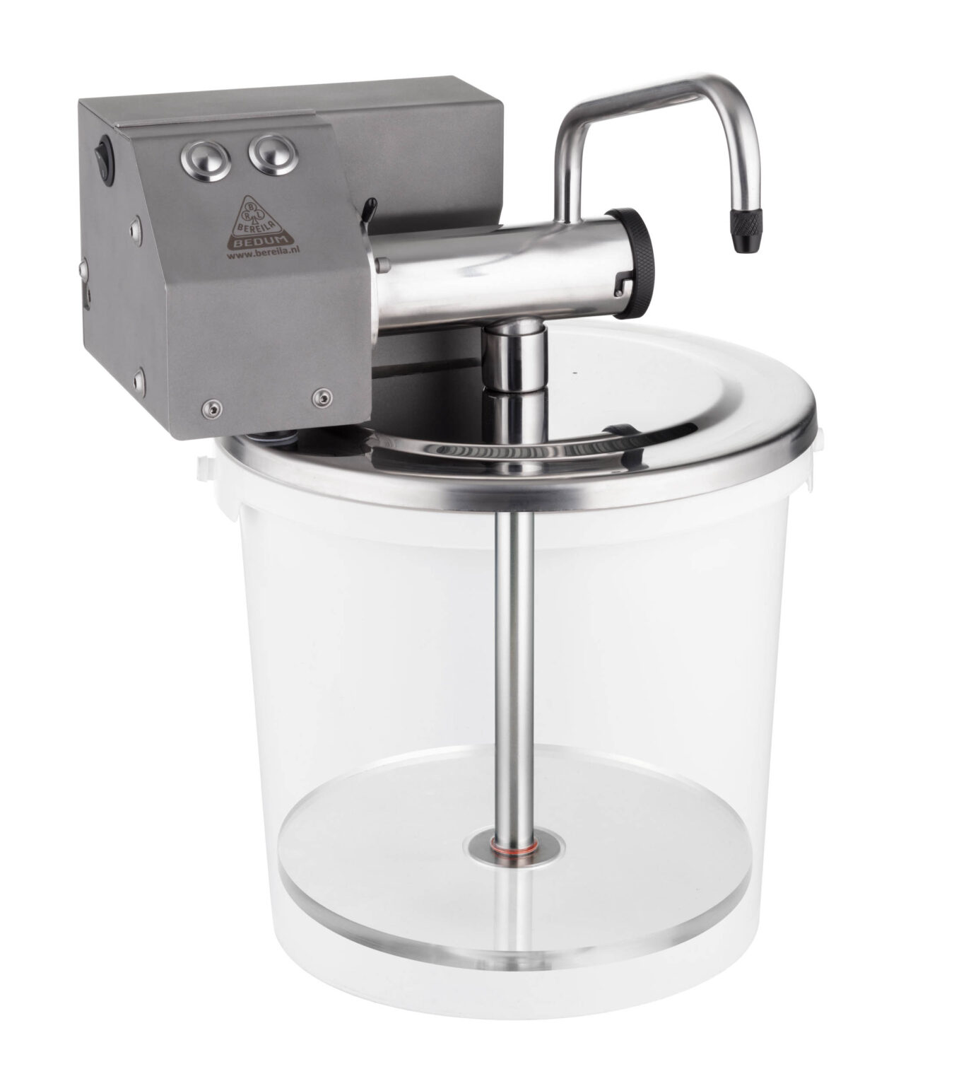 Dit is een professionele melkrobot die ontworpen is om melkprocessen te optimaliseren. Het apparaat bestaat voornamelijk uit glanzend staal en heeft een strak, industrieel ontwerp. Het heeft een transparante kunststof container met een stevige, roestvrijstalen as en een innovatieve dispenser die bovenop zit. Het apparaat bevat bedieningsknoppen en is gestempeld met het merklogo Borelli Beduini. Fotografie door Jan Buwalda in Groningen.