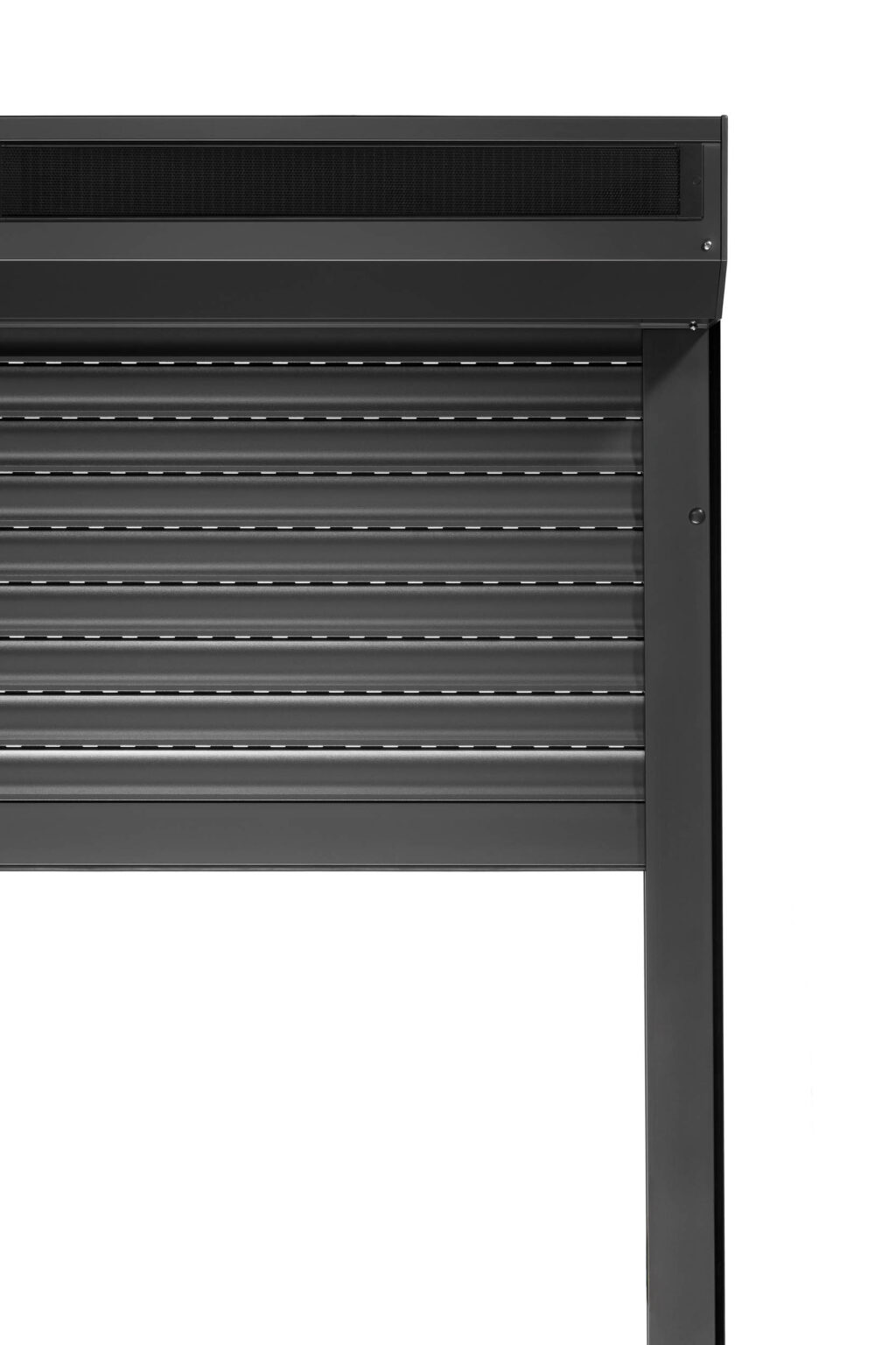 Dit is een gedetailleerde foto van een grijze rolluik voor een raam. De lamellen zijn strak geordend en geven het geheel een moderne, industriële uitstraling. Bovenaan is een zwarte ventilatiestrip te zien die zorgt voor ventilatie en extra functionaliteit. De foto accentueert de symmetrie en de strakke lijnen van de constructie. Fotografie door Jan Buwalda, Groningen.