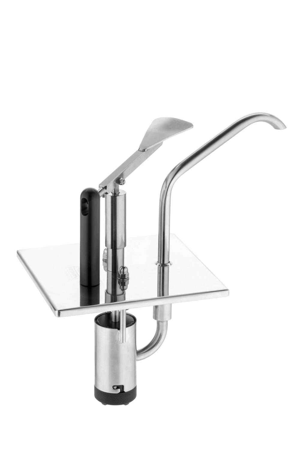 Dit is een afbeelding van een roestvrijstalen keukenmengkraan met een modern, minimalistisch ontwerp. De kraan heeft een gebogen uitloop en een hendel dat eenvoudig te bedienen lijkt. Het oppervlak is glanzend en weerspiegelt licht, wat de kraan een strakke en professionele uitstraling geeft. Fotograaf: Jan Buwalda, Groningen.