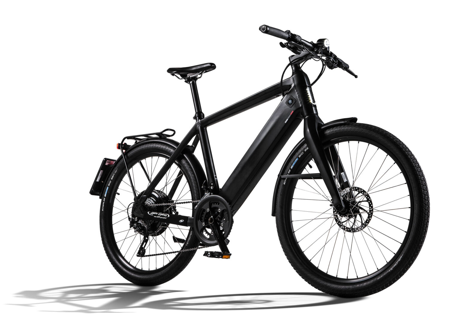 Deze afbeelding toont een moderne elektrische fiets met een strak, matzwart ontwerp. De fiets is voorzien van robuuste banden, een stevig frame, en een geïntegreerde batterij voor optimale prestaties. Het zadel is ergonomisch ontworpen voor comfortabel rijden. Deze foto is gemaakt door Jan Buwalda in Groningen.