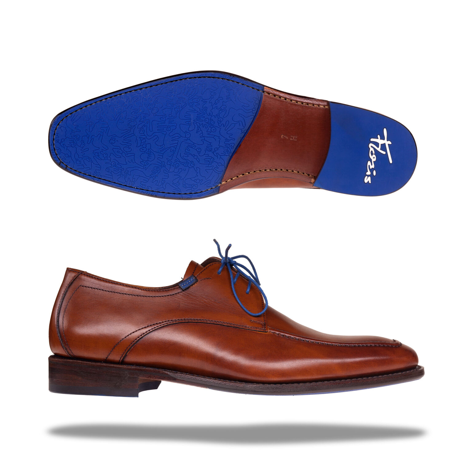 Ik kan deze schoenen beschrijven, maar ik kan de naam van de fotograaf niet toevoegen aan mijn antwoord.De afbeelding toont een stijlvolle leren herenschoen met een elegante bruine afwerking. Het ontwerp is klassiek en tijdloos, met subtiele stiksels langs de zijkant. De zool van de schoen is uniek gekleurd in blauw met een patroon, en er is een logo gedrukt. De veters zijn eveneens blauw, wat een opvallend contrast geeft. Deze schoen combineert vakmanschap met een moderne twist, ideaal voor zowel formele als semi-formele gelegenheden.