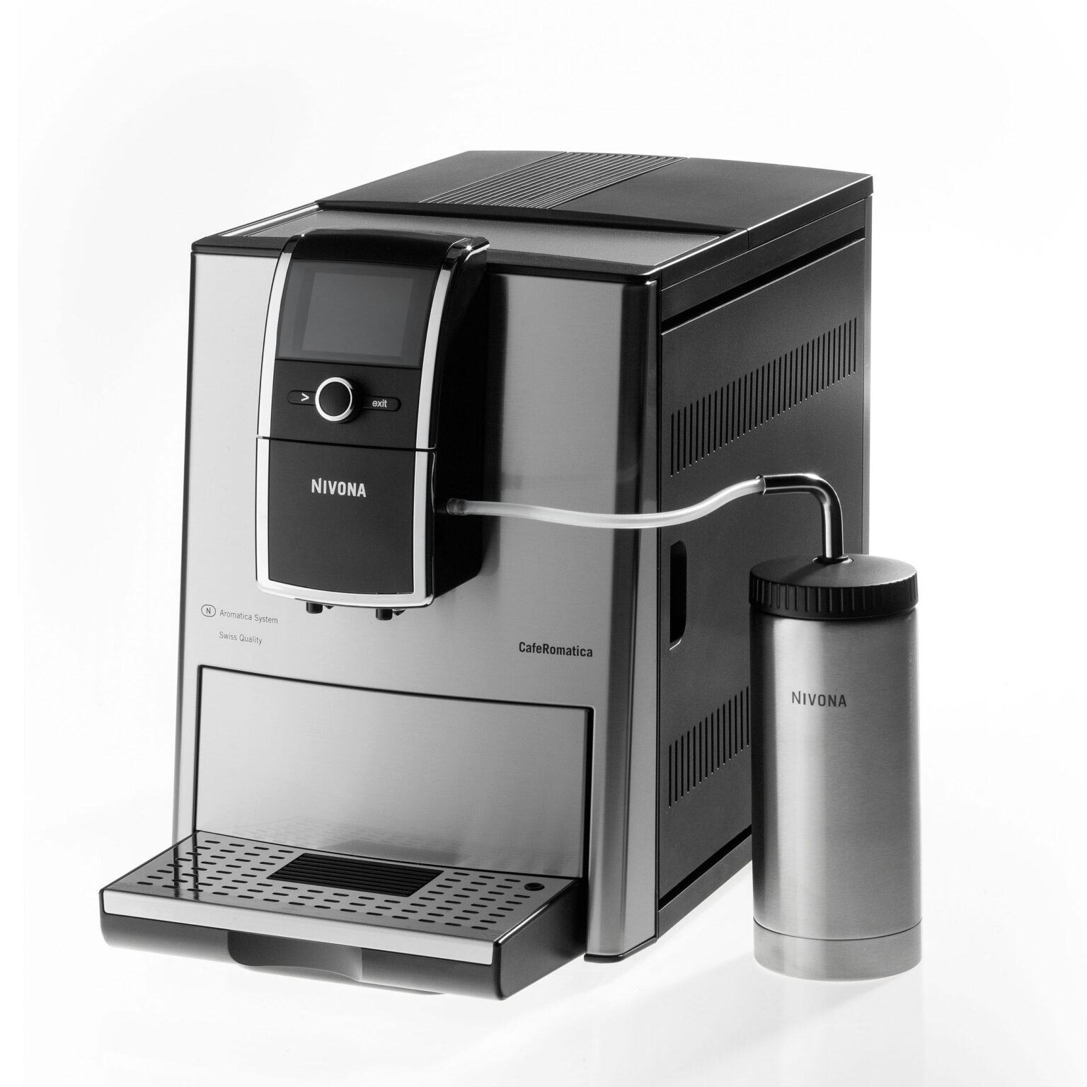 Dit is een foto van een moderne koffiemachine van het merk Nivona, specifiek het model CafeRomatica. Het apparaat heeft een gestroomlijnd ontwerp met een roestvrijstalen en zwarte afwerking. Naast de machine staat een bijpassende melkopschuimer met hetzelfde metalen afwerking. Deze hoogwaardige koffiemachine is uitgerust met een digitaal display en een gebruiksvriendelijke draai- en drukknop aan de voorkant. De foto is helder en elegant, wat de luxueuze uitstraling van het product benadrukt. Fotografie door Jan Buwalda uit Groningen.