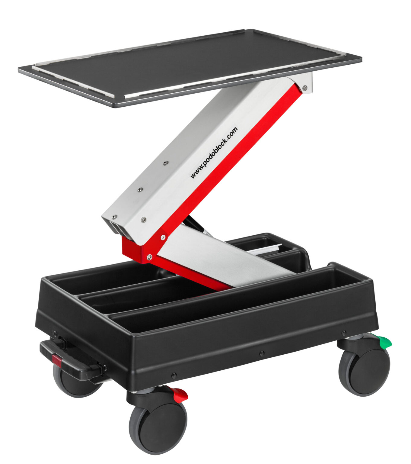Het product op de foto is een mobiele werkplatform of trolley, specifiek ontworpen voor flexibiliteit en gebruiksgemak in verschillende werkomgevingen. De basis is voorzien van stevige wielen die het gemakkelijk maken om de trolley te verplaatsen. Het tafelblad is verstelbaar en biedt voldoende ruimte voor gereedschap of materialen. De constructie is robuust en functioneel, ideaal voor professionals. Foto door Jan Buwalda, Groningen.