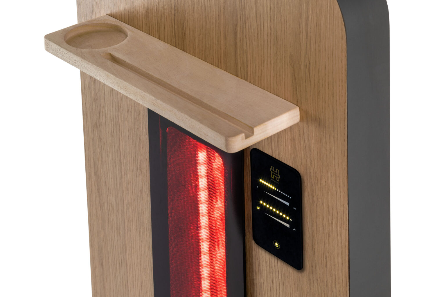 Dit beeld toont een modern ontworpen houten object, waarschijnlijk een paneel of meubelstuk, afgewerkt met een glad houtoppervlak. Op het paneel is een smalle verticale strook met rood licht zichtbaar, wat een verwarmings- of verlichtingsfunctie suggereert. Bovenaan is een subtiel geïntegreerd houten plateau te zien met een rond uitsparing, geschikt voor kleine voorwerpen. Aan de rechterkant is een bedieningspaneel gemonteerd met een aanraakgevoelig scherm en verlichtingsindicatoren voor eenvoudige interactie. Foto door Jan Buwalda uit Groningen.