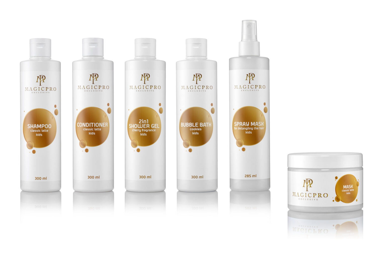 Dit beeld toont een collectie van zes verzorgingsproducten onder het merk MagicPro Exclusive, speciaal ontworpen voor kinderen. De lijn bestaat uit een shampoo, conditioner, 2-in-1 douchegel, bubbelbad, spraymasker en een haarmasker. Elk product heeft een geur- of smaakbeschrijving zoals classic latte, cherry fragrance en cookies, en is verpakt in een witte fles met een subtiel gouden ontwerp. De flessen hebben een inhoud van 300 ml, behalve de spraymasker die 285 ml bevat. De foto is professioneel belicht en gepresenteerd tegen een witte achtergrond waardoor de producten opvallen. Fotografie door Jan Buwalda in Groningen.