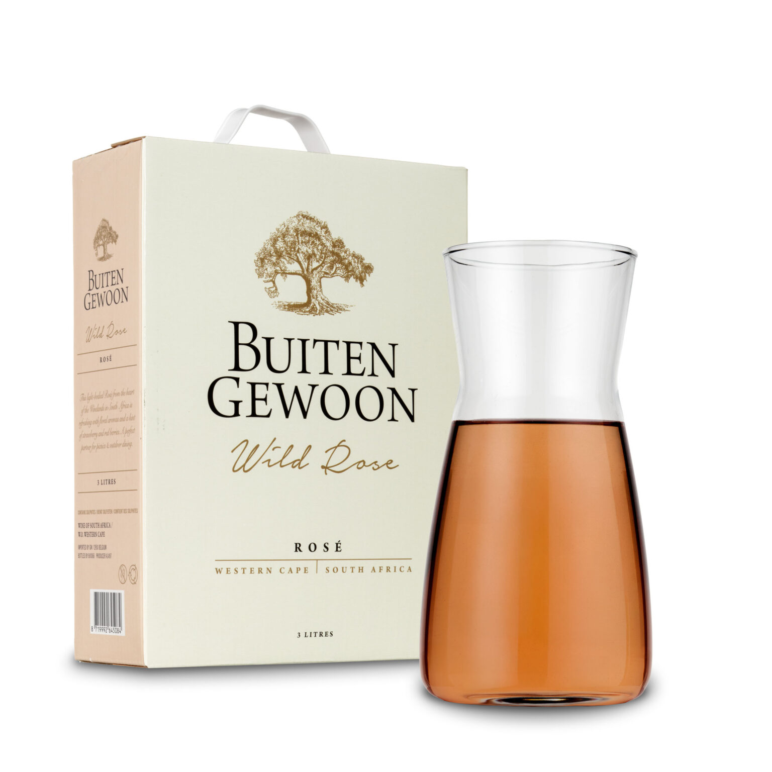 Dit is een aantrekkelijke en verfijnde afbeelding van een doos wijn met de naam Buitengewoon Wild Rose. De doos, met een inhoud van 3 liter, is subtiel ontworpen met een afbeelding van een boom en elegante typografie. De rosé wijn uit de Westelijke Kaap, Zuid-Afrika, is gepresenteerd in een elegante karaf die de kleur en helderheid van de wijn benadrukt. Fotografie door Jan Buwalda, Groningen.