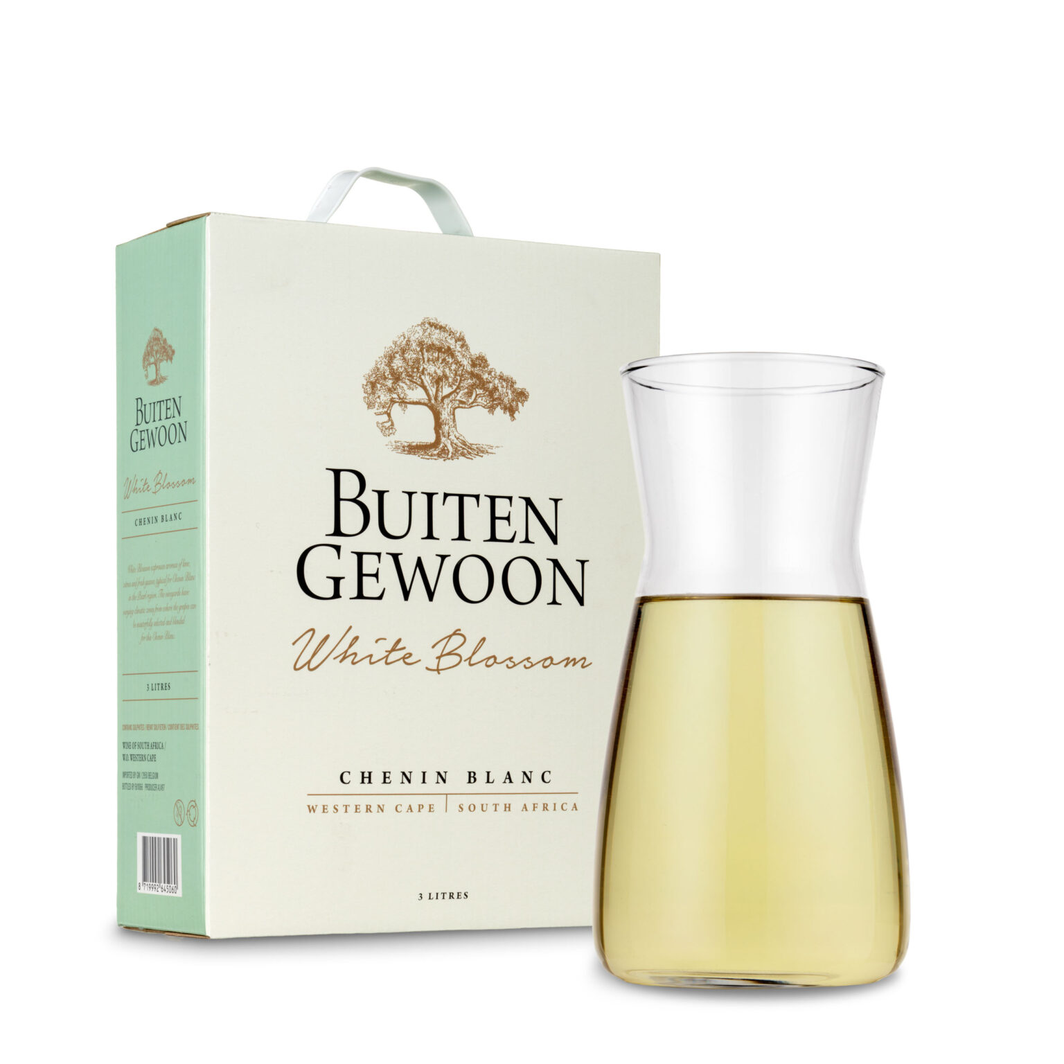 De afbeelding toont een kartonnen doos met de naam Buiten gewoon White Blossom erop. Het is een Chenin Blanc wijn uit de Western Cape, Zuid-Afrika. Naast de doos staat een glas karaf gevuld met witte wijn. De doos en de karaf vormen samen een elegante en uitnodigende presentatie.Fotograaf: Jan Buwalda, Groningen.