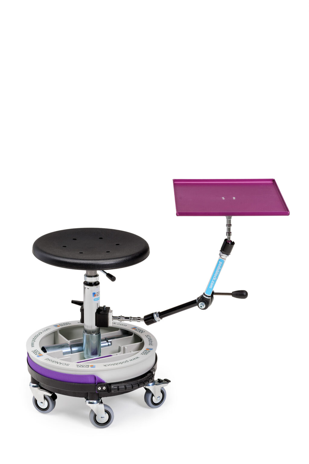 Dit is een gedetailleerde foto van een innovatief zitmeubel dat voorzien is van een verstelbare, ronde zwarte zitting en een praktische, paarse tafelblad bevestigd aan een arm. Het geheel is bevestigd op een robuust frame met wielen, wat mobiliteit vergemakkelijkt. De combinatie van het strakke design en de praktische functionaliteiten maken dit meubelstuk geschikt voor verschillende werk- of hobbyomgevingen. Fotografie door Jan Buwalda, Groningen.