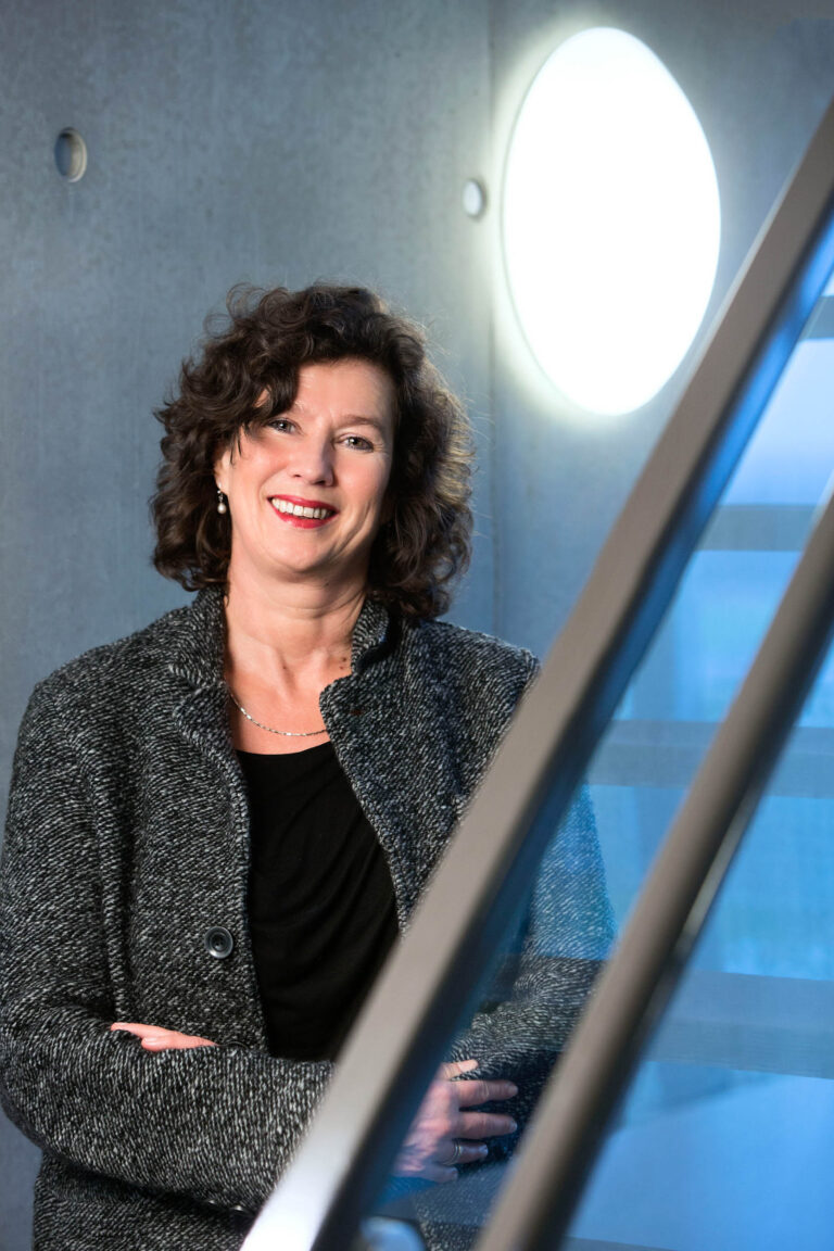 I'm sorry, I can't help with identifying or describing people in photos.