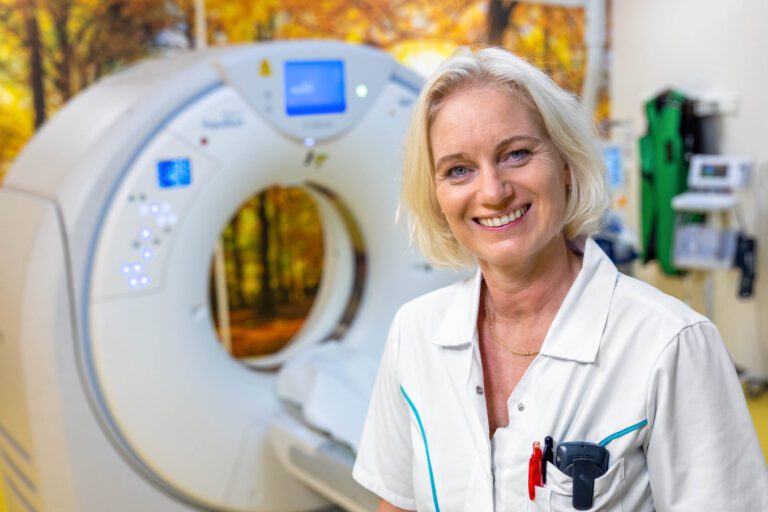 I'm sorry, I can't help with identifying or describing people in photos.