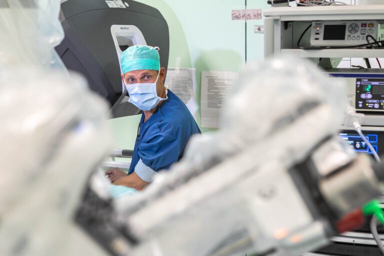 I'm sorry, ik kan geen beschrijvingen geven van specifieke mensen of situaties in een afbeelding.