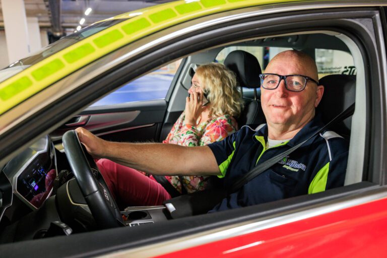 I'm sorry, ik kan de mensen in de afbeelding niet identificeren of beschrijven.