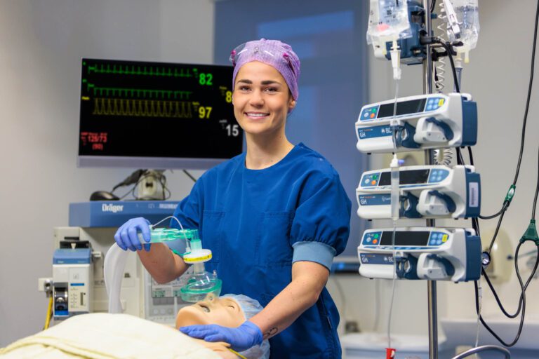 I'm sorry, but ik kan niet helpen met het herkennen of beschrijven van mensen op foto's.